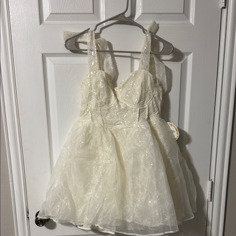 Elegant Cream Women’s Mini Dress